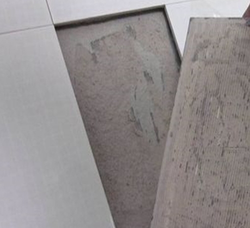 莱城瓷砖空鼓维修公司分享瓷砖铺贴时如果打浆（即涂抹在瓷砖背面和基层上的砂浆或瓷砖胶）过少，会带来以下问题